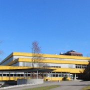 Das Schulgebäude des Standorts Ravensburg mit einem Teil des Schulhofs