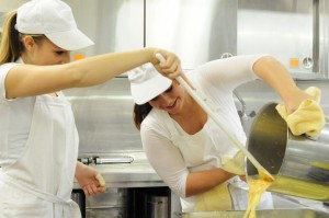 Schülerinnen des 2BKH bereiten in der Schulküche das Kantinenessen zu.
