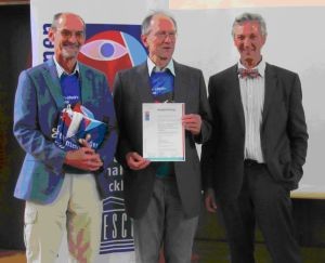 Roland Paul, UNESCO-Koordinator der Schule, Albert Ehinger und Prof. Dr. de Haan