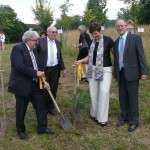 Landrat K. Widmaier, Hr. Renner, Fr. Dr. Pacher und Hr. Ehinger bei der Baumpflanzung anlässlich der Verabschiedung von Hr. Ehinger.