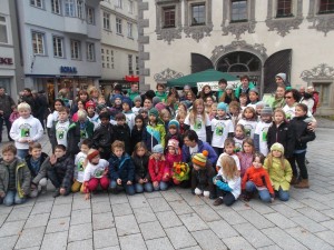 Das Kinderregenwaldteam bei einer Spendensammlung auf dem Marienplatz