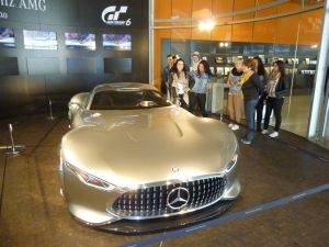 Schülerinnen und Schüler im Mercedes-Benz-Museum in Stuttgart.