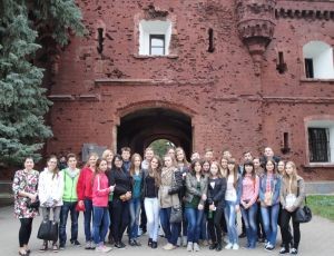 Schülerinnen und Schüler mit ihren Austauschpartner in Brest (Weißrussland).