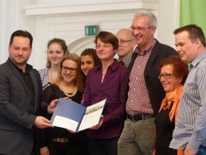 Minister Alexander Bonde zeichnet das Kinderregenwaldteam der Edith-Stein-Schule mit dem Landesnaturschutzpreis 2015 aus (Foto von Manfred Walser)