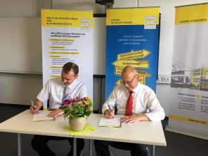 Regierungsschuldirektor Norbert Pellens und unser Schulleiter Peter Greiner unterzeichnen die Zielvereinbarungen der Edith-Stein-Schule mit dem Regierungspräsidium (Foto: Nicole Dauber).