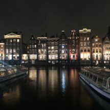 Häuserfront in Amsterdam bei Nacht