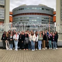 Klassenfoto vor dem UN-Gebäude in Wien