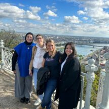 Personen vor Panorama in Budapest