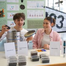 Foto von Marah Stehle und Dennis Schneider beim Jugend forscht Wettbewerb 2026.