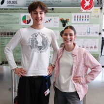 Foto von Marah Stehle und Dennis Schneider beim Jugend forscht Wettbewerb 2026.