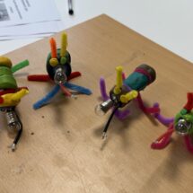 Insekten von Figuren zusammengebaut aus unterschiedlichen Elektro-Materialien.