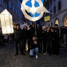 Schüler der VABO-Klassen präsentieren ihre Leucht-Figuren während des Lichterumzugs.