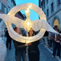 Schüler der VABO-Klassen präsentieren ihre Leucht-Figuren während des Lichterumzugs.