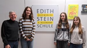 Schulleiter Herbert Weber mit den neu gewählten Turmfalken Edda Matt, Fine Walter und Amanda Schefold