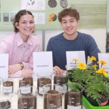 Marah und Dennis präsentieren die von ihnen entwickelte torffreie Pflanzerde beim Landeswettbewerb von Jugend forscht.