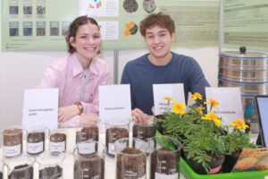 Marah und Dennis präsentieren die von ihnen entwickelte torffreie Pflanzerde beim Landeswettbewerb von Jugend forscht.