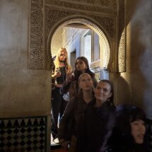 Schülerinnen bei der Besichtigung der Alhambra.