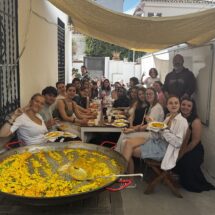 Schülerinnen und Schüler genießen die selbst gekochte Paella.