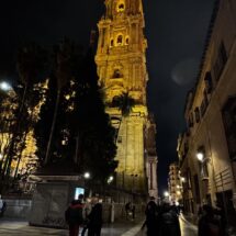Ein beleuchteter Turm im nächtlichen Malaga