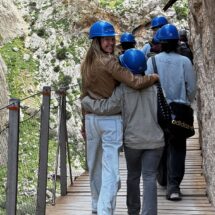 Schülerinnen mit blauem Helm auf den Stegen des Caminito (Spanien).