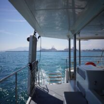 Blick vom Heck des Ausflugsbootes auf das blaue Meer