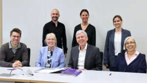 Bei der Vertragsunterzeichnung waren von Seiten der Edith-Stein-Schule Schulleiter Herbert Weber, Abteilungsleiterin Brigitte Schürmann und Silvia Ranzinger, Lehrkraft im Bereich Gesundheit und Pflege, vor Ort