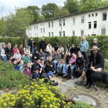 Schülerinnen-Gruppe mit den Referenten vor dem Veranstaltungszentrum