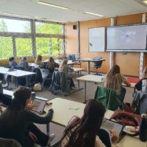 Schülerinnen und Schüler recherchieren in historischen Dokumenten.