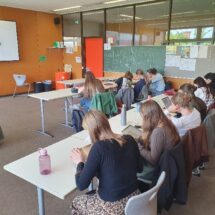 Schülerinnen und Schüler recherchieren in historischen Dokumenten.