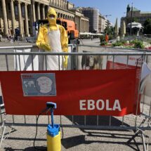 Die Organisation Ärzte ohne Grenzen präsentieren ihre Anstrengungen im Kampf gegen die Ebola-Epidemie in Zentralafrika.