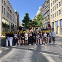 Gruppenfoto der Klasse G1MF5 in der Innenstadt von Stuttgart.