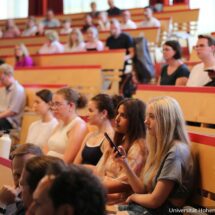 Schülerinnen auf den Rängen im Hörsaal der Universität Hohenheim.