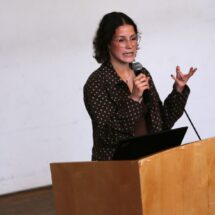 Marah präsentiert ihre Forschungsarbeit vor großem Publikum.