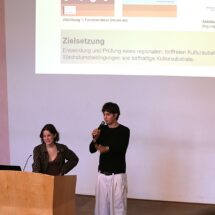 Marah und Dennis präsentieren ihre Forschungsarbeit vor großem Publikum.