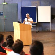 Brigitte Schürmann gibt einen Einblick in die Arbeit der Schülerinnen und Schüler.
