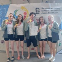 Schülerinnen und ein Schüler posieren mit der Goldmedaille!