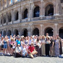 Gruppenfoto vor dem Colosseum in Rom