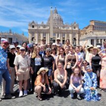 Gruppenfoto vor dem Petersdom