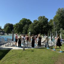 Schülerinnen und Schüler entdecken die Außenanlagen der städtischen Rehakliniken Bad Waldsee.