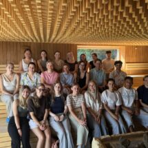 Schülerinnen und Schüler besichtigen die Sauna der städtischen Rehakliniken Bad Waldsee.
