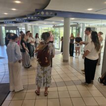 Schülerinnen im Foyer der städtischen Rehakliniken Bad Waldsee.