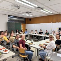Die Schülerinnen und Schüler der Spanischkurse genießen die selbst zubereiteten Spezialitäten.