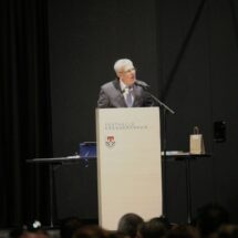 Schulleiter Herr Weber bei seiner Rede anlässlich des Abiballs.