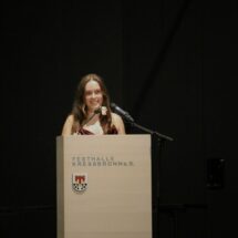 Die Scheffelpreisträgerin Miriam Weber hält die Rede für die Schüler*innen.
