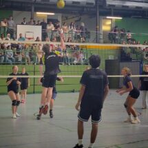 Schülerinnen und Schüler kämpfen um jeden Ball und um jeden Punkt.