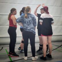 Schülerinnen und Schüler kämpfen um jeden Ball und um jeden Punkt.