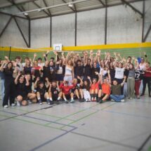 Schülerinnen und Schüler kämpfen um jeden Ball und um jeden Punkt.