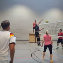 Schülerinnen und Schüler kämpfen um jeden Ball und um jeden Punkt.