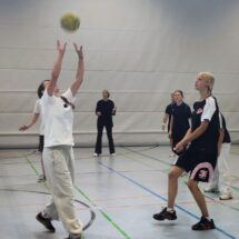 Schülerinnen und Schüler kämpfen um jeden Ball und um jeden Punkt.