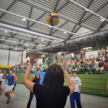 Schülerinnen und Schüler kämpfen um jeden Ball und um jeden Punkt.